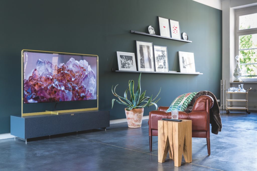 modern-tv-wall-with-pictures